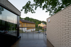 Architekti ze studia INK ARC jsou autory nápadité autobusové zastávky s toaletami v Janských Lázních