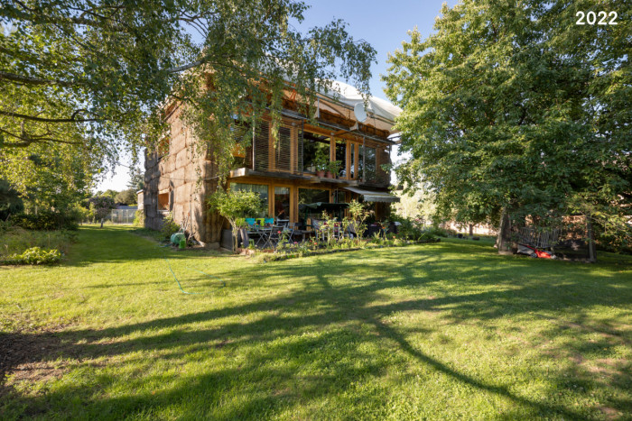 „Ta sláma je zlatá, ta vydrží klidně sto let,“ říká investor Domu v kožichu.