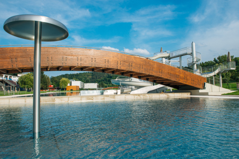 Koupaliště Riviéra Brno představuje moderní rekreační areál, který propojuje nerezové plavecké, rekreační a dětské bazény.