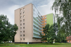 Revitalizace panelového domu v Rožnově pod Radhoštěm, Holiš + Šochová architekti