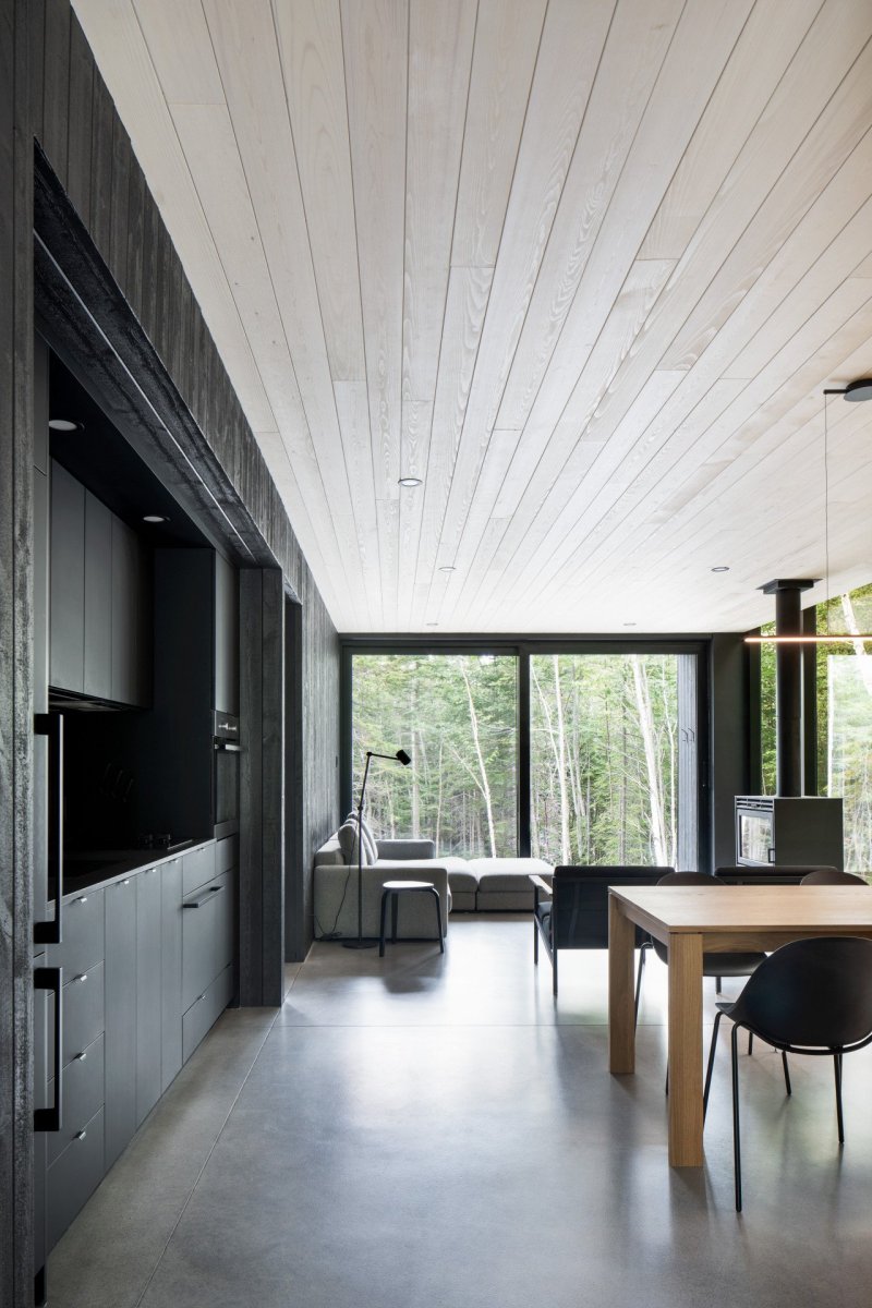 Prefabrikované chatky od studia Bourgeois / Lechasseur architects nedaleko kanadské lyžařské oblasti Le Massif de Petite-Rivière-St-François v lese u Charlevoix