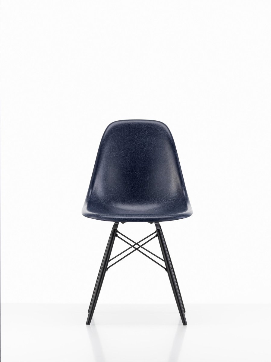 Židle Eames fiberglass DSW.