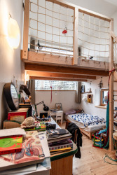 Pohled od ložnice, nyní dětského pokoje, s mezipatrem. (Rodinný dům v Kohoutovicích, Ateliér Kopecký)