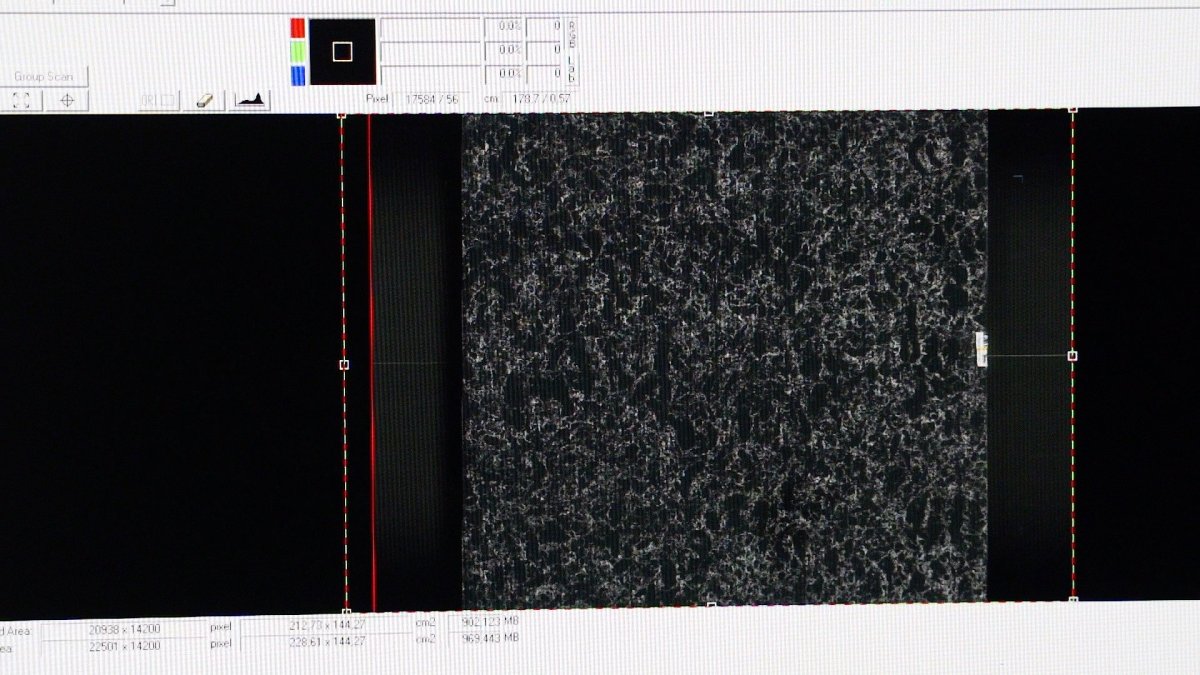 Skenování povrchu tvrzeného kamene TechniStone®, proces jehož výsledkem je hotový 3D model materiálu. (Pearl Lava, TechniStone®).