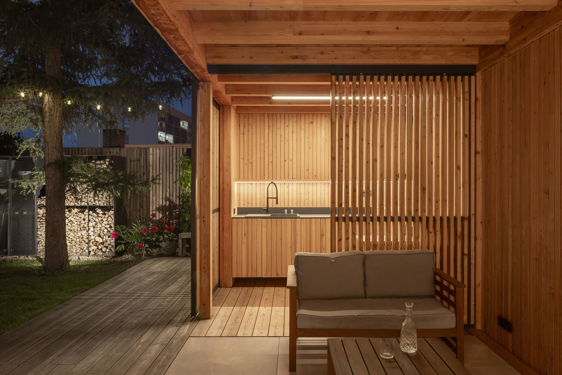  Posezení na terase (Rodinný dům v Břevnově; OTA atelier)