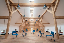 V patře, pod střechou, je situovaný multifunkční sál.