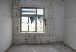 Pohled do interiérů bývalého sanatoria před rekonstrukcí 
 - takto vypadalo okno pokoje na oddělení popálenin ve 4. patře kliniky, kde r. 1969 zemřel Jan Palach