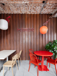 SOA architekti navrhli interiér vietnamské restaurace Pho King v nárožním domě v Popradě.