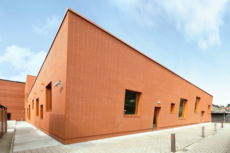 Fasáda technického institutu Gemeentelijke Technisch Instituut v belgickém městě Londerzeel, řešená pomocí systému StoBrick.
