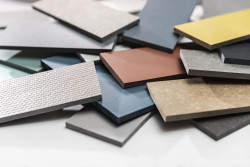 Vláknocement je materiál, který se hodí na fasády i střechy, dále také na podhledy, stěny, na šachty, balkony a třeba i v saunách. Dá se navíc recyklovat a architekti ho využívají čím dál tím častěji.