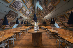 Restaurace má dvě podlaží s celkovou kapacitou 160 míst - prostor v patře se otevírá do sedlového krovu. (Restaurace u Matěje, navrhl Stanislav Fiala)