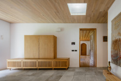 Interiéry jsou vybavené především nábytkem na míru