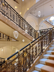 Řadu svítidel do secesních i nových interiérů vyrobila Preciosa. Mezi rameny původního schodiště visí skleněné krystaly.