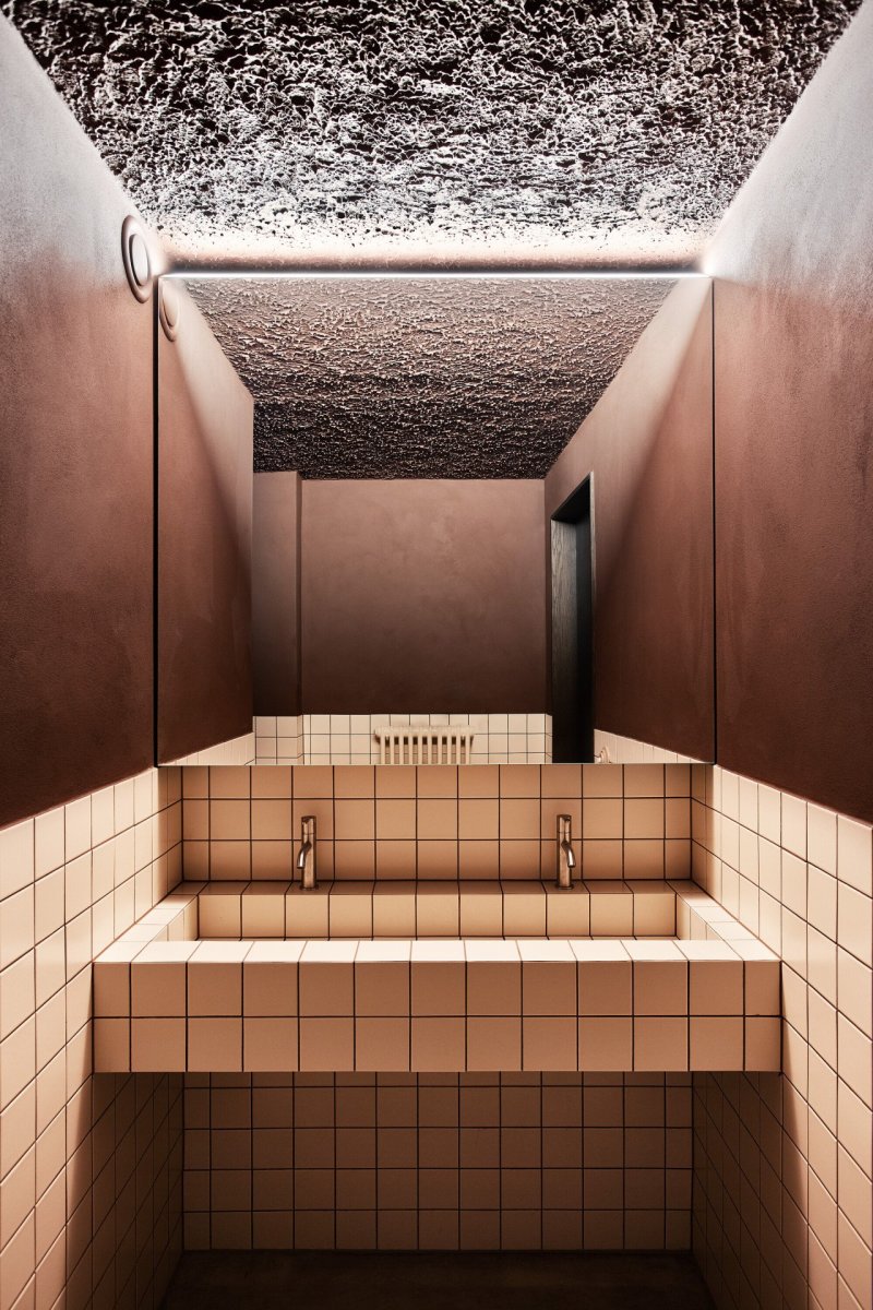 Hnědočervený tón vládne i barevnému odstínu na toaletách. (Mezi Srnky, Markéta Bromová Architekti)