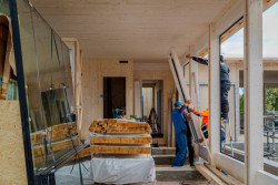 Osazování oken do BSH rámů probíhalo průběžně