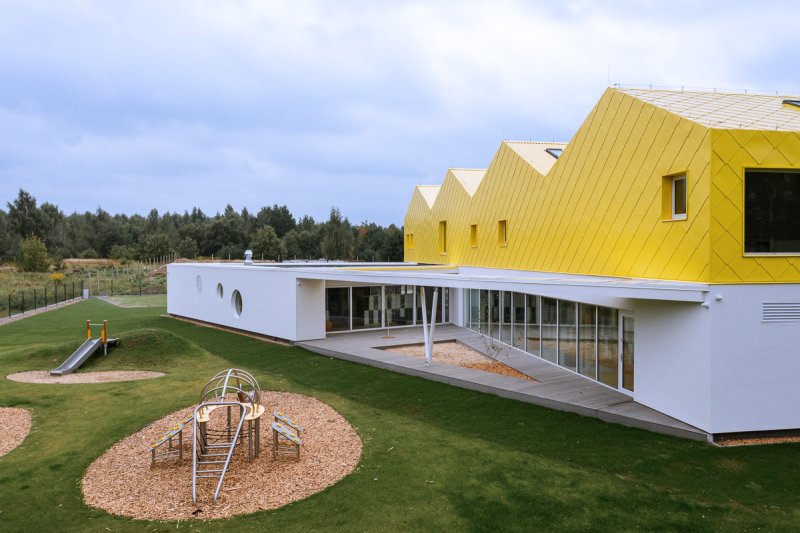 Ateliér xystudio navrhl nízkouhlíková a nízkoenergetická mateřskou školu v Polsku. Vyjímá se netradiční žlutou konstrukcí