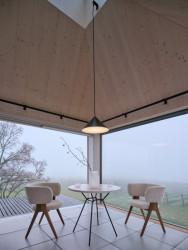 Obytný prostor propojený s okolím (Domek ve vinici; Ark-Shelter, Archekta)