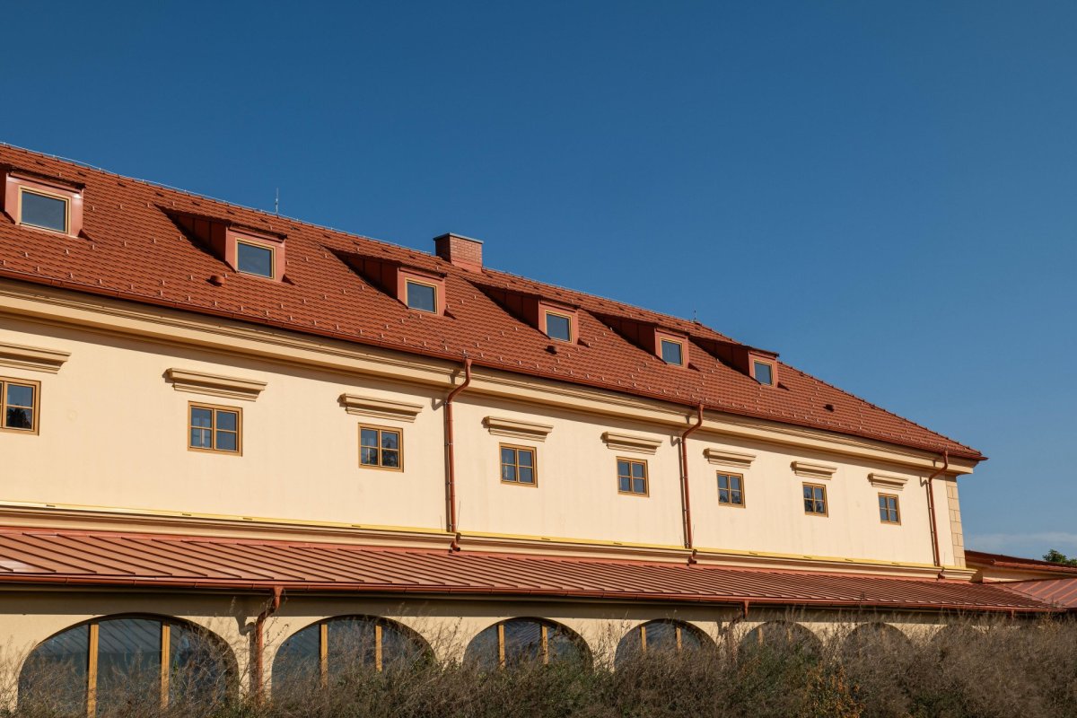 Řád bosých karmelitek proměňuje zemědělský statek v Drastech na své nové sídlo.