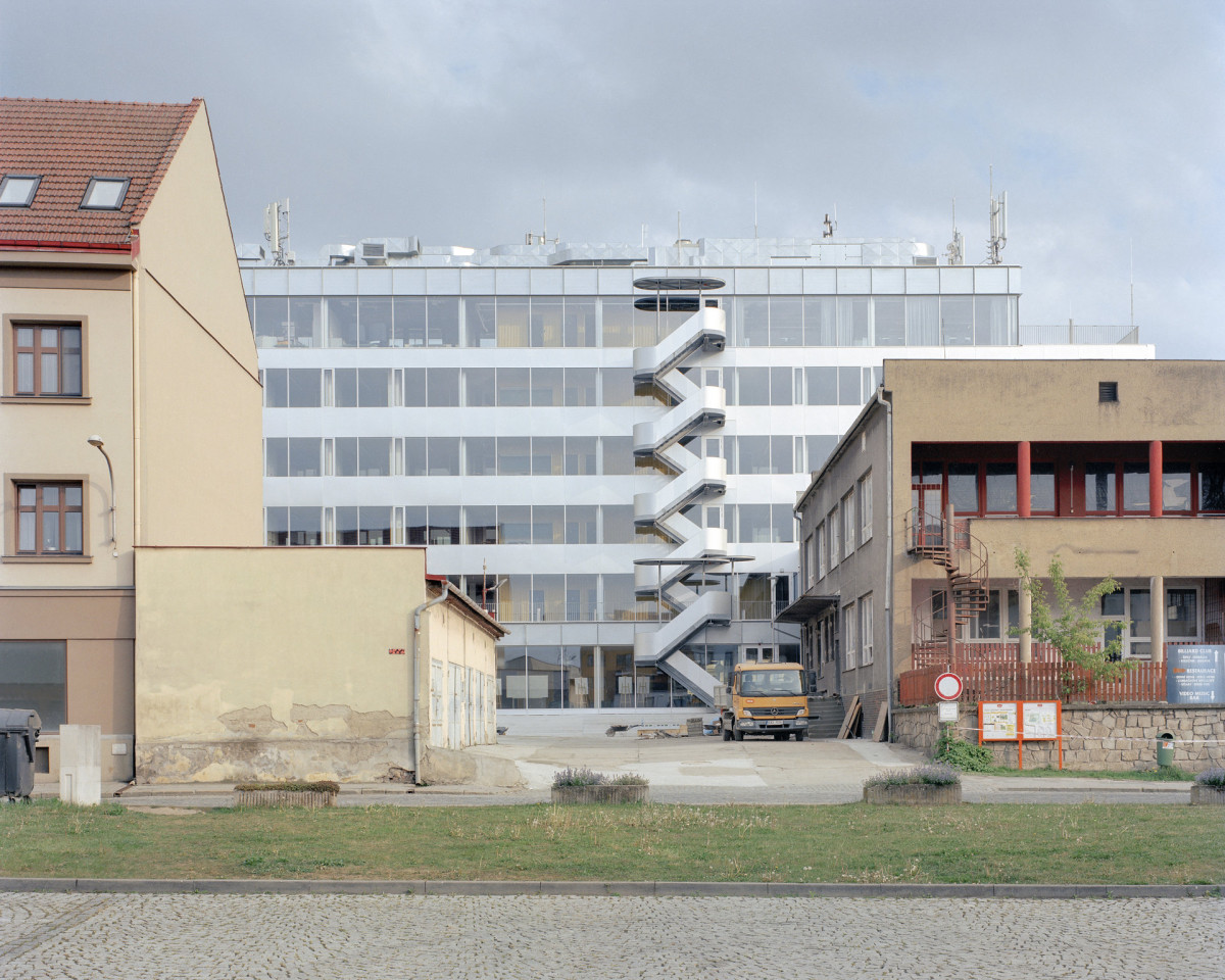 Architektonické řešení citlivě kombinuje původní objem stavby z konce 60. let s výraznými současnými prvky.  (Rekonstrukce přerovského magistrátu; atelier gram)