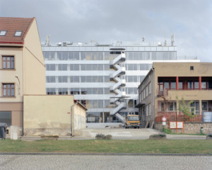 Architektonické řešení citlivě kombinuje původní objem stavby z konce 60. let s výraznými současnými prvky.  (Rekonstrukce přerovského magistrátu; atelier gram)