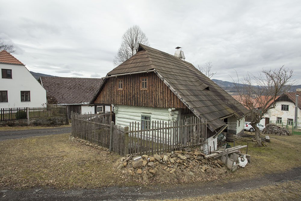 Výsledek rekonstrukce - jako kulisa k pohádce. (Roubená chalupa Strašín)