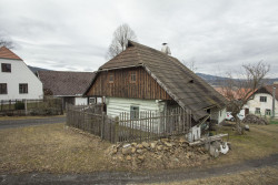 Výsledek rekonstrukce - jako kulisa k pohádce. (Roubená chalupa Strašín)