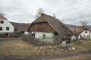 Výsledek rekonstrukce - jako kulisa k pohádce. (Roubená chalupa Strašín)