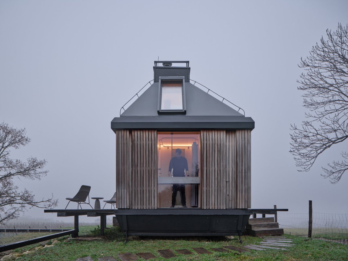 Koupelna za otevřenou okenicí (Domek ve vinici; Ark-Shelter, Archekta)