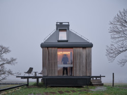 Koupelna za otevřenou okenicí (Domek ve vinici; Ark-Shelter, Archekta)