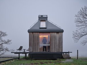 Koupelna za otevřenou okenicí (Domek ve vinici; Ark-Shelter, Archekta)