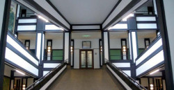 Obr. 4a: Tokijská škola Hoši, systém přístupových ramp - foto