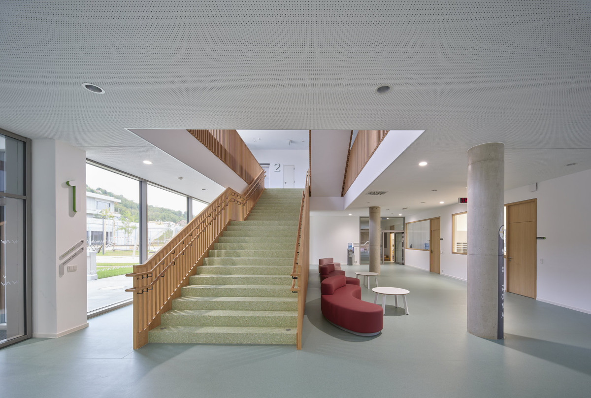 Nová škola od studia OVA architekti je v Berouně. (Nová škola Via v Berouně; OVA )