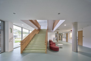 Nová škola od studia OVA architekti je v Berouně. (Nová škola Via v Berouně; OVA )