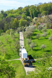 Z osazování nových vozů lanové dráhy na Petřín