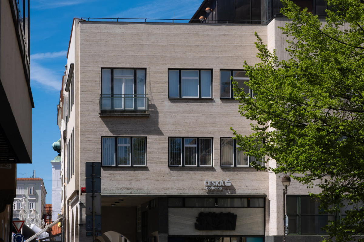 Funkcionalistická novostavba českobudějovické záložny od Josefa Václavíka a Bohumila Kněžeka. Stavba je příkladem citlivého včlenění moderní architektury do historické zástavby.