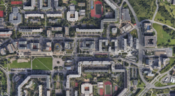 Mrakodrap s vrakem lodi podle Obersteina popírá urbanistické vyznění sídliště. S jeho výstavbou nesouhlasil.