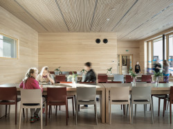 Jídelna podle návrhu Nikoly Tomkové rozšiřuje budovu základní školy ve Vyžlovce