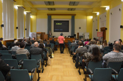 Kevin Flanagan na přednášce o dřevěných výškových budovách na MZe