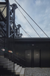 Letní kino Prachatice, Mimosa Architekti: Vlnitý černý plech odkazuje „k filmová iluzi“ a jeho segmenty se podobají sekvenci snímků filmu