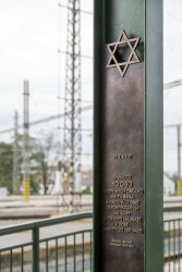 Památník je nenápadnou, ale každodenní připomínkou. (Památník zmizelých, atelier RAW)