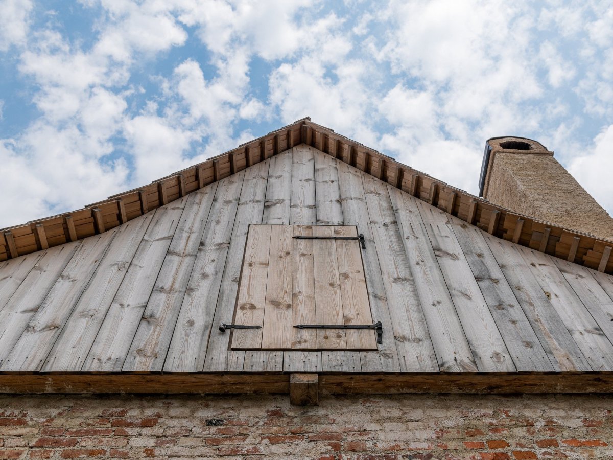 Hospodářská budova na hradě Uhrovec, Atelier ô / Martin Varga, Martin Kvitkovský, Pavol Pauliny