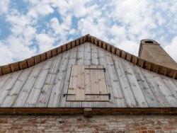 Hospodářská budova na hradě Uhrovec, Atelier ô / Martin Varga, Martin Kvitkovský, Pavol Pauliny