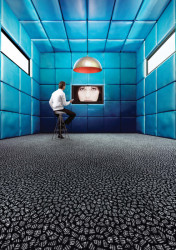 Oblíbený vzor terazzo  vytvořen z útržků novinového papíru rozprostřeného po podlaze, i to je jeden z návrhů z kolekce Flotex Sottass, 990701 Terrazzo.