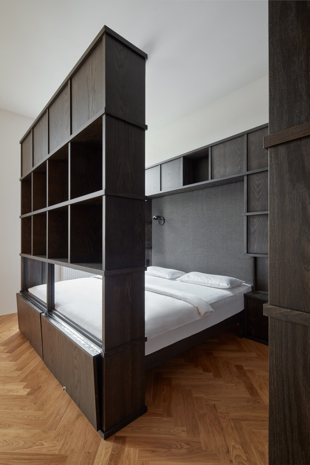 Interiér pražské garsonky na Žižkově od ateliéru ORA