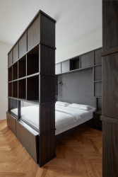 Interiér pražské garsonky na Žižkově od ateliéru ORA