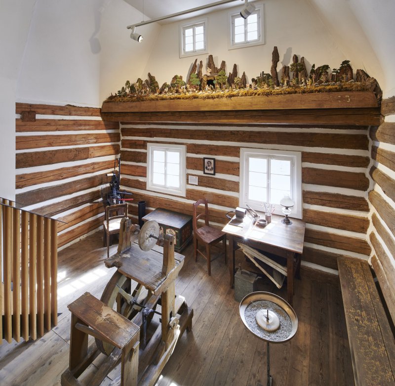 První patro roubenky jako součást expozice. Tak se dříve v chalupách zpracovávalo sklo. (Rekonstrukce Městského muzea v Železném Brodě, studio Majatory)