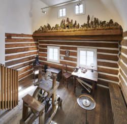 První patro roubenky jako součást expozice. Tak se dříve v chalupách zpracovávalo sklo.  (Rekonstrukce Městského muzea v Železném Brodě, studio Majatory)