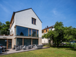 Rodinný dvojdům v Praze od studia SENAA