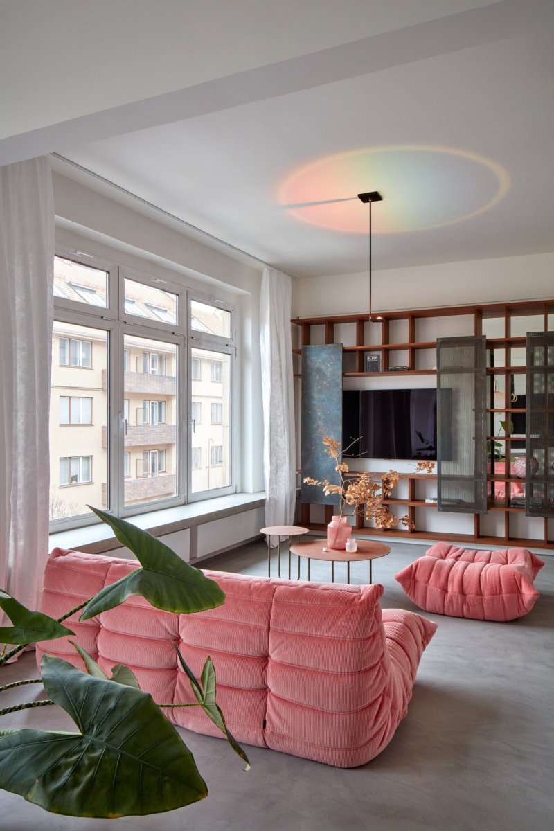 Uměleckých a designérských děl je v něm však řada, je to tedy taková osobní galerie. (Byt v Praze, ateliér Malfino)