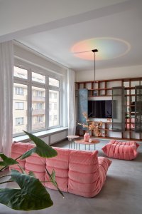Uměleckých a designérských děl je v něm však řada, je to tedy taková osobní galerie. (Byt v Praze, ateliér Malfino)